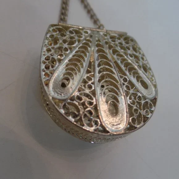 Unbranded Silvertone Purse Opens/Closes Very Ornate Design Adj to 18" Necklace - Picture 6 of 11